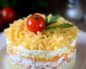 Яркий слоеный салат с курицей, сыром и грибами Яркий слоеный салат с курицей, сыром и грибами